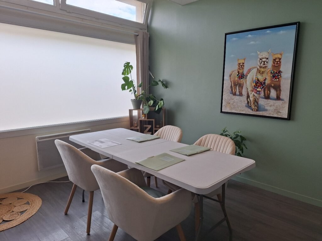 Salle d’atelier collectif à Bourges animée par Océane Destailleur, psychologue clinicienne, avec table et chaises confortables.
