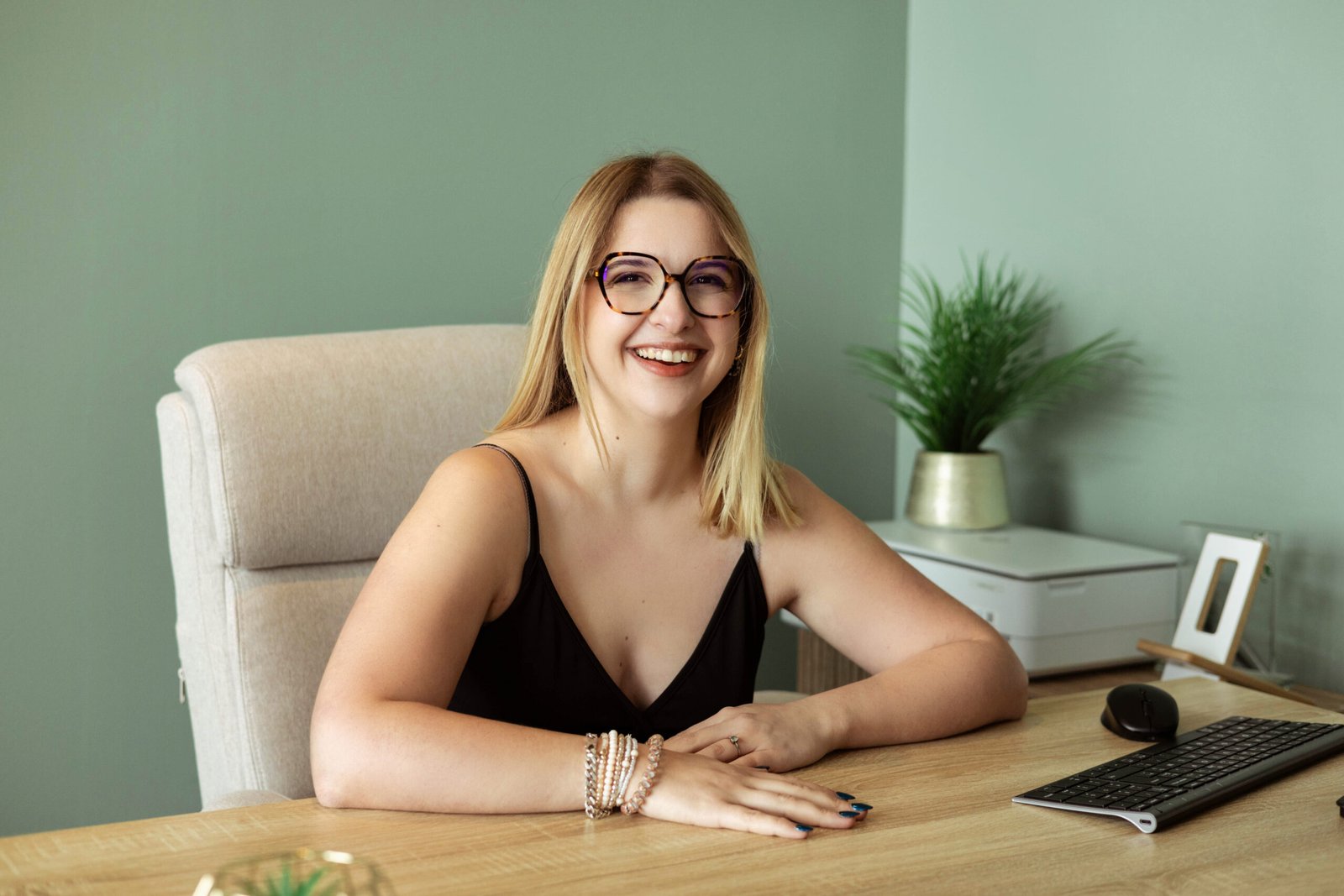 Mascotte lama décorative dans le cabinet de psychologie G Psycho à Bourges, symbole de bienveillance et de légèreté.